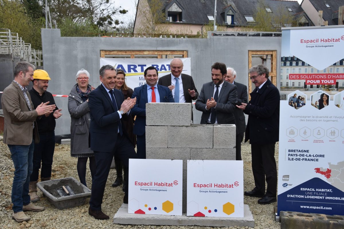 Pose de la première pierre du chantier Maison Helena à Saint-Gilles (35)