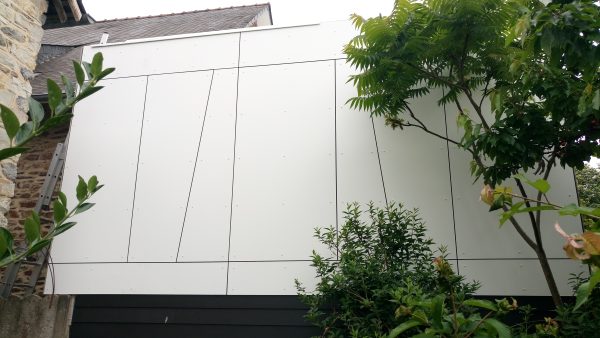 Extension maison Rennes jardin pignon panneaux fibrociment